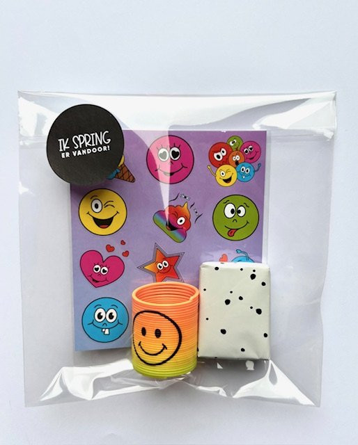 Kant en klare traktatie - Ik spring er vandoor met smiley stickers + springveer