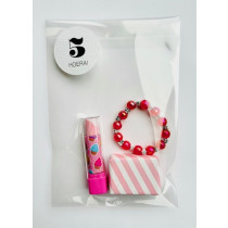 Kant en klare traktatie - Lipstick gum + parel armbandje