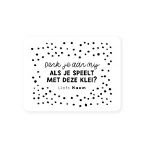 Gepersonaliseerd witte sticker 70x54 mm Denk je aan mij als je speelt met deze klei? Liefs, Naam 5 stuks