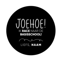 Gepersonaliseerd stickervel 24 stickers Joehoe! Ik race naar de basisschool! Liefs/Groetjes, Naam