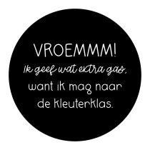 Traktatie sticker - VROEMMM ik geef wat extra gas, want ik mag naar de kleuterklas zwart/wit 4 stuks