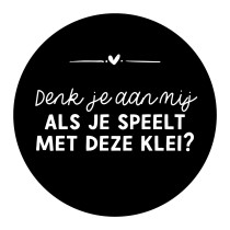 Traktatie-sticker - Denk je aan mij als je speelt met deze klei ? zwart/wit 4 stuks (LB)