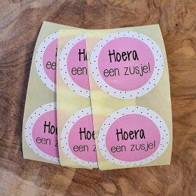 Traktatie-Sticker Hoera een zusje roze/stipjes 5 stuks (LF)